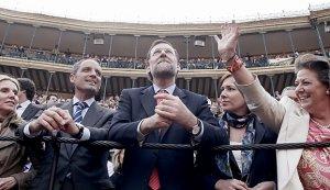 Francisco Camps, Mariano Rajoy con su mujer Elvira Fernández, y Rita Barberá, en una corrida de toros